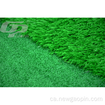 Golf d&#39;herba sintètica posant verd amb bandera de golf